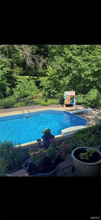 37 Great Lakes DR, St Peters, MO 63376