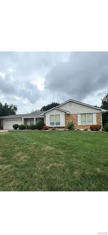 37 Great Lakes DR, St Peters, MO 63376