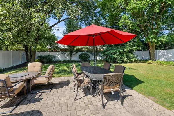 1446 Huntington DR, Glenview, IL 60025