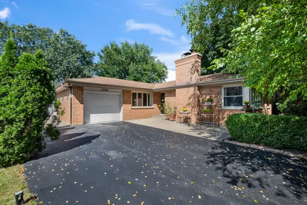 1446 Huntington DR, Glenview, IL 60025
