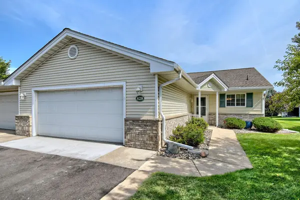 828 Woodland DR, Mahtomedi, MN 55115