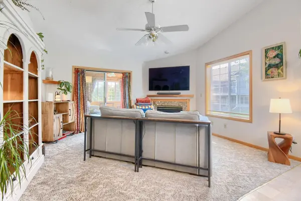 828 Woodland DR, Mahtomedi, MN 55115