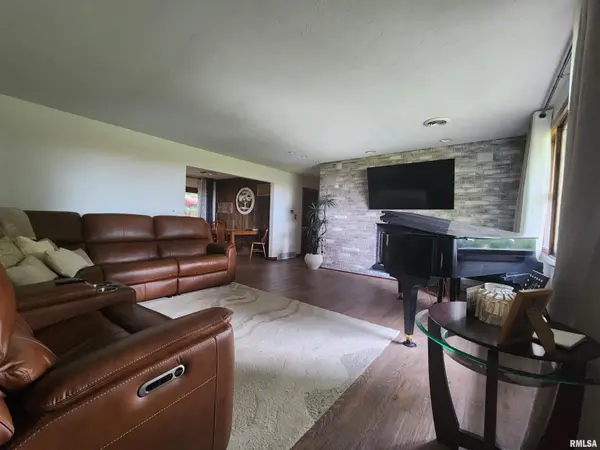 33 Kender LN, Dawson, IL 62520