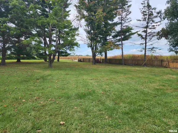 33 Kender LN, Dawson, IL 62520