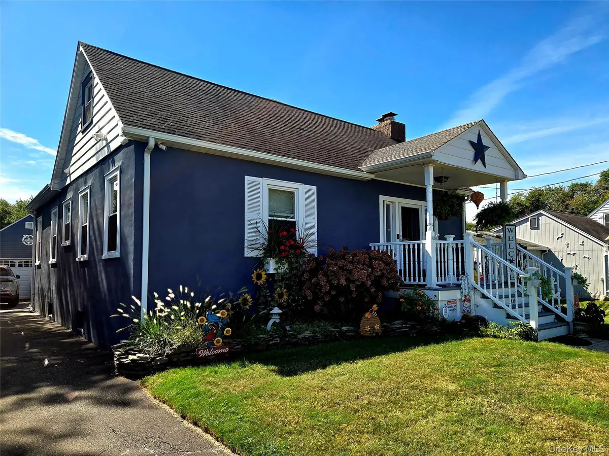 96 Trafalgar DR, Shirley, NY 11967