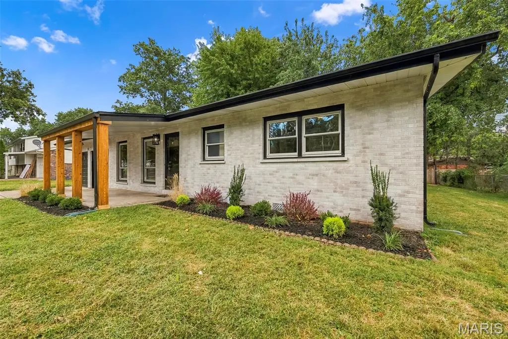 210 S Duchesne DR, St Charles, MO 63301
