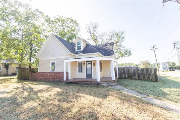201 E 4th ST, Cherryvale, KS 67335