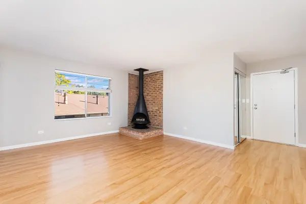 6165 Knoll Wood CT #302, Willowbrook, IL 60527