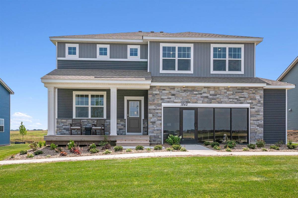 1842 Rainier DR, Shakopee, MN 55379