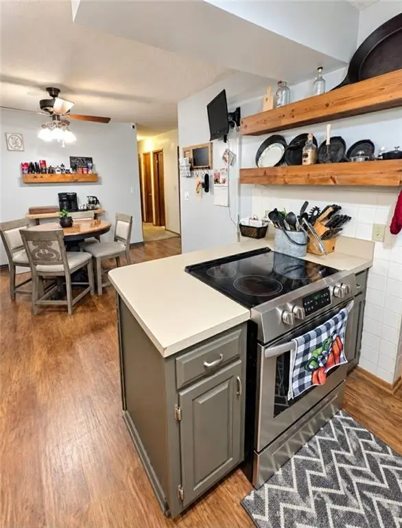 1950 Safari DR, St Joseph, MO 64506