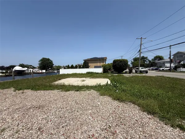66 Alhambra RD, Massapequa, NY 11758