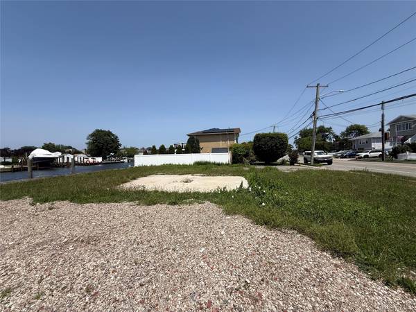 66 Alhambra RD, Massapequa, NY 11758