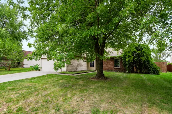 8276 Bayshore LN, Avon, IN 46123