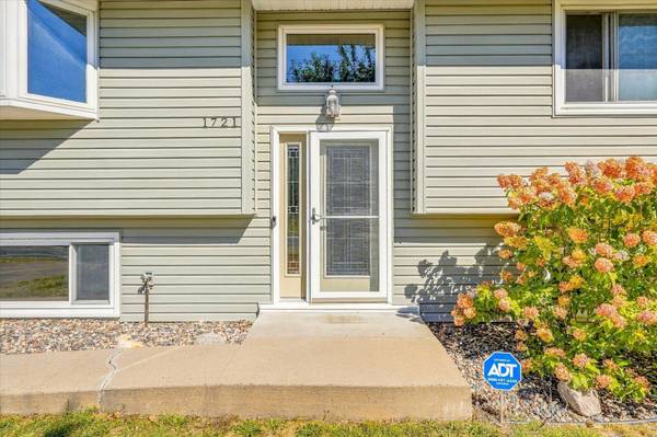 1721 Deerwood DR, Eagan, MN 55122