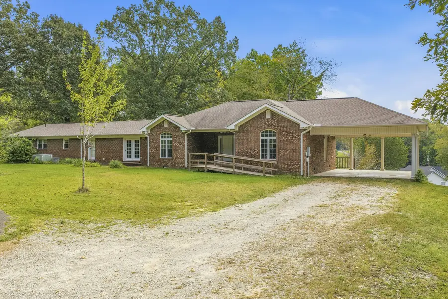 221 Dickson Ln, Parsons, TN 38363