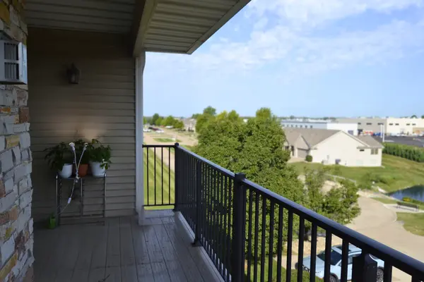 1871 Stone Gate CIR #9, Davenport, IA 52807