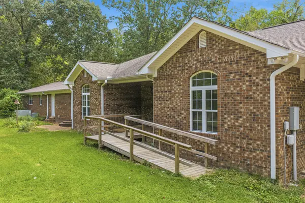 221 Dickson Ln, Parsons, TN 38363