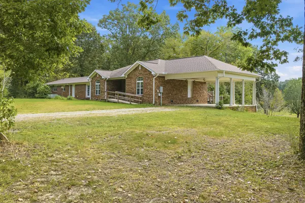 221 Dickson Ln, Parsons, TN 38363
