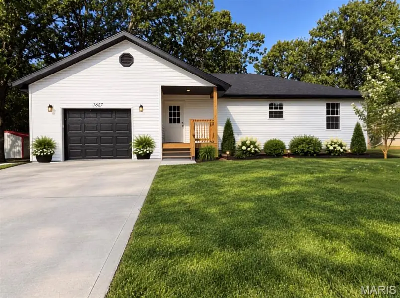 1627 Amy DR, Lebanon, MO 65536