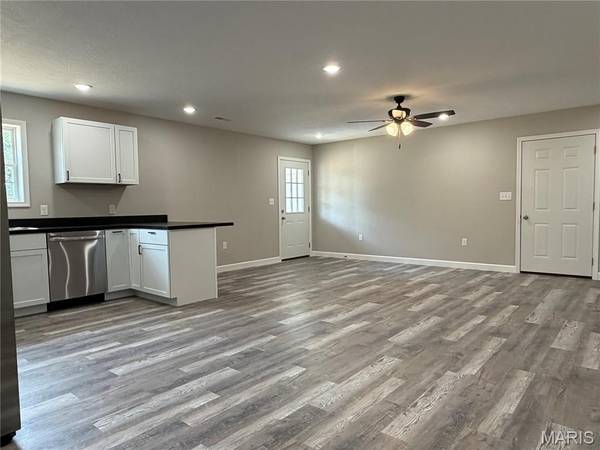 1627 Amy DR, Lebanon, MO 65536