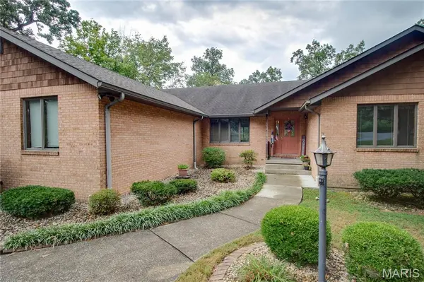 106 Lake DR, Alton, IL 62002
