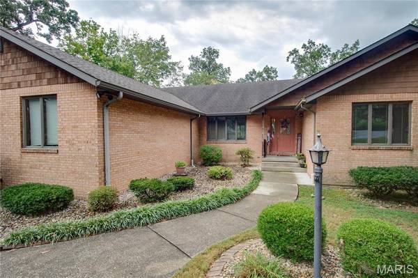 106 Lake DR, Alton, IL 62002