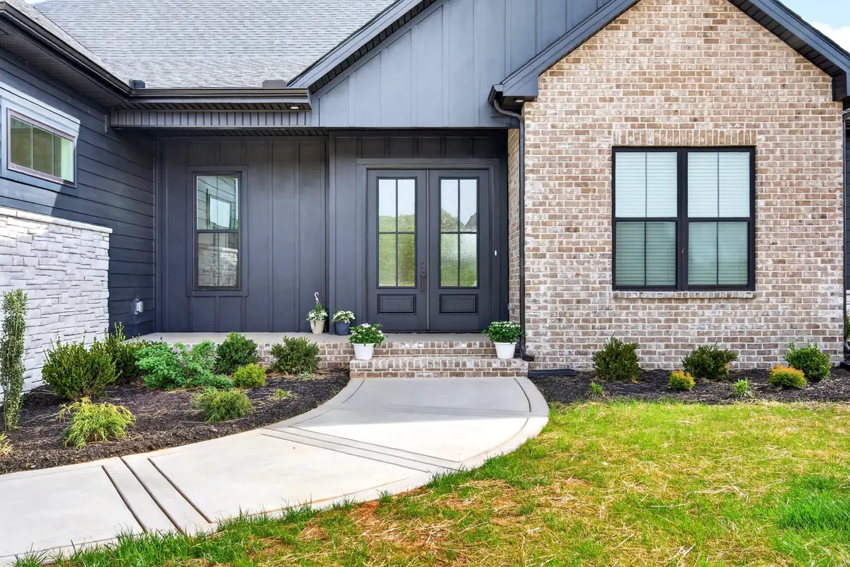 2 Pace Rd, Clarksville, TN 37043
