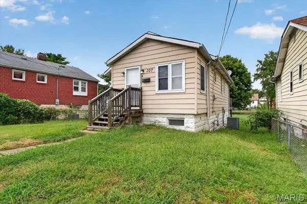 307 Vida AVE, Unincorporated, MO 63125