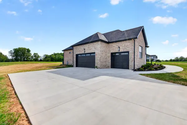 2 Pace Rd, Clarksville, TN 37043