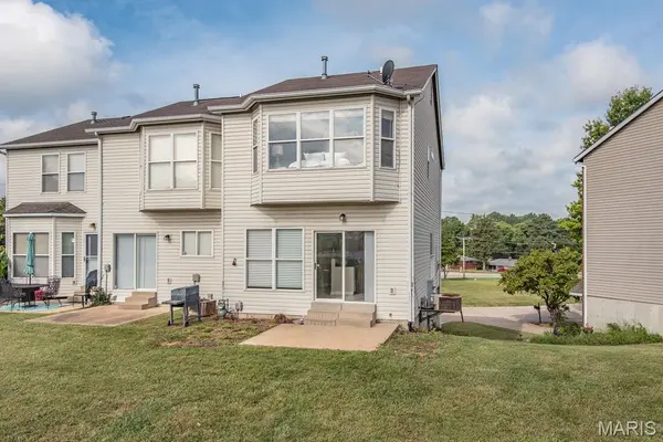 6 Robinson Circle DR, St Louis, MO 63136