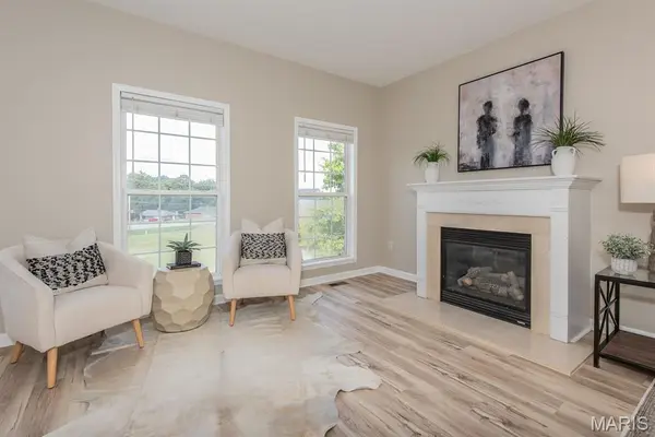 6 Robinson Circle DR, St Louis, MO 63136