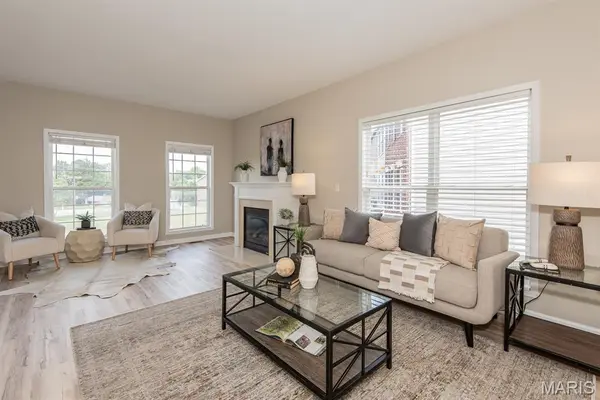 6 Robinson Circle DR, St Louis, MO 63136