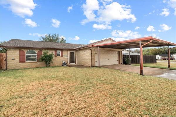 814 Cherrywood LN, Yukon, OK 73099