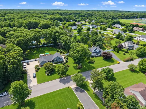 7 Sander CT, Middle Island, NY 11953