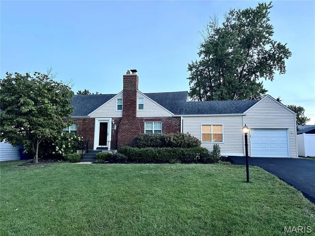 9916 Coventry LN, St Louis, MO 63123
