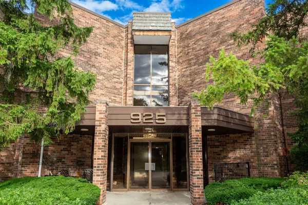 925 Spring Hill DR #311, Northbrook, IL 60062
