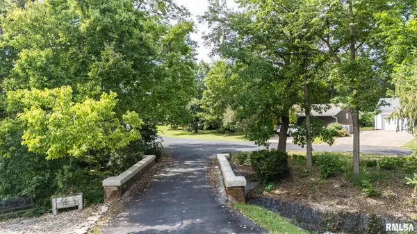 136 E OAK PARK DR, Peoria, IL 61614