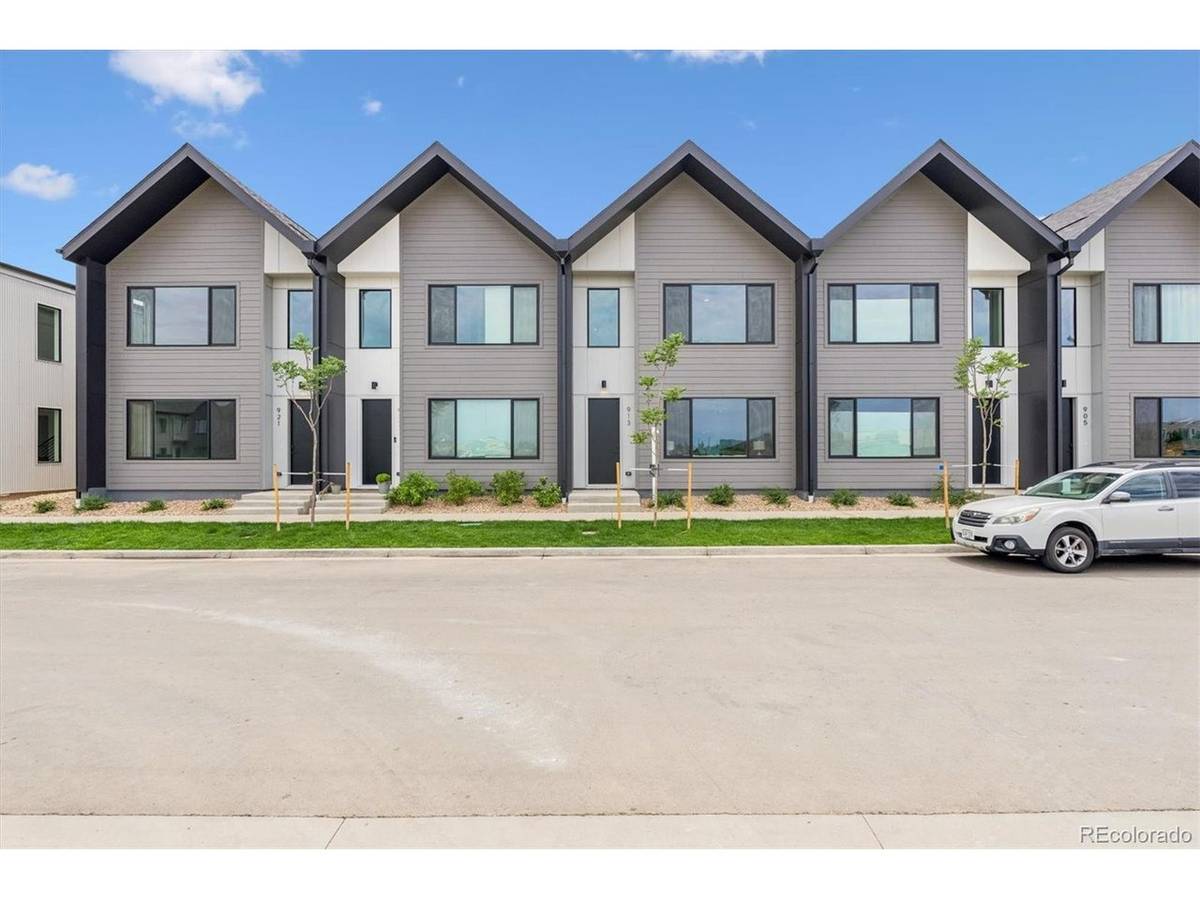 921 Edge, Longmont, CO 80501