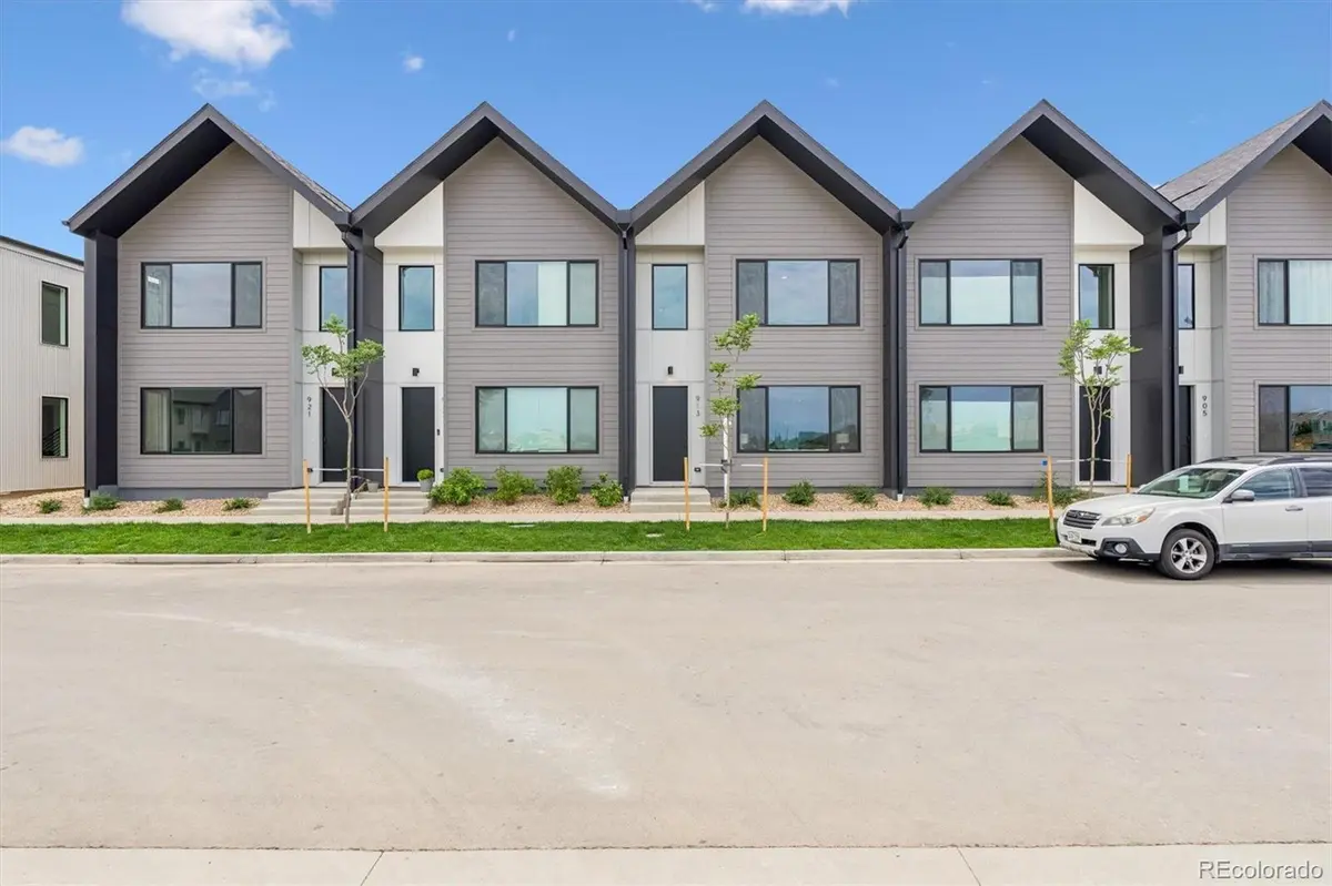 921 Edge CIR, Longmont, CO 80501