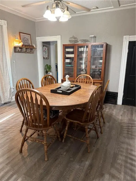 300 NE 1st ST, Hardin, MO 64035
