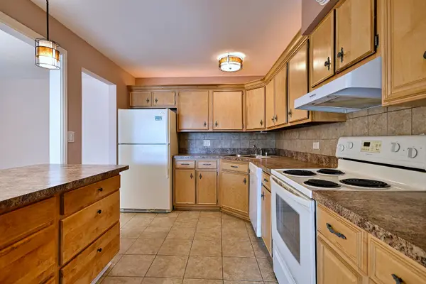 850 S Lorraine RD S #3E, Wheaton, IL 60189