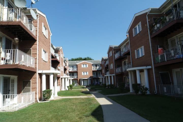 4120 Williamsburg CT #302, Glenview, IL 60025