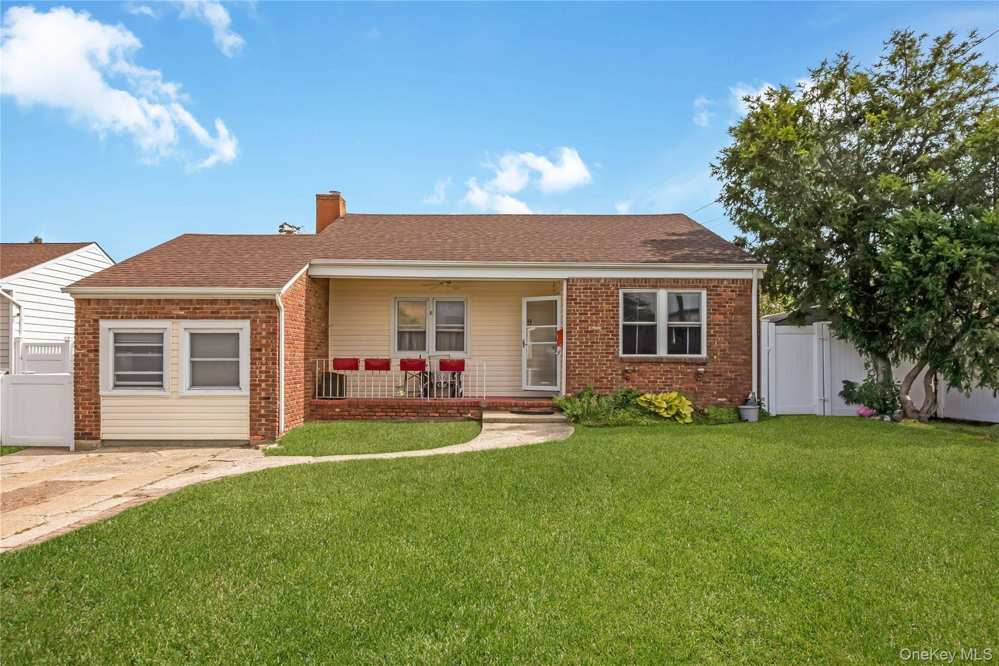 19 Rainbow LN, Lindenhurst, NY 11757