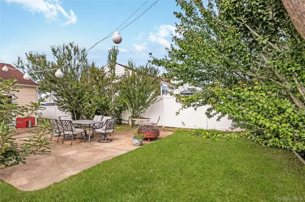 19 Rainbow LN, Lindenhurst, NY 11757