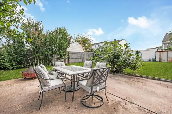 19 Rainbow LN, Lindenhurst, NY 11757