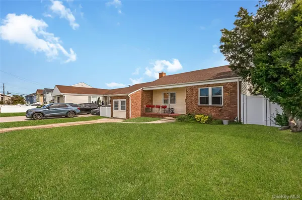 19 Rainbow LN, Lindenhurst, NY 11757