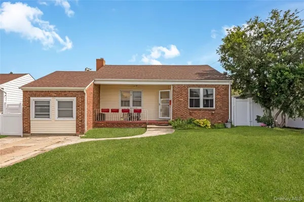 19 Rainbow LN, Lindenhurst, NY 11757
