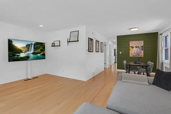 6820 N Sauganash AVE, Chicago, IL 60646