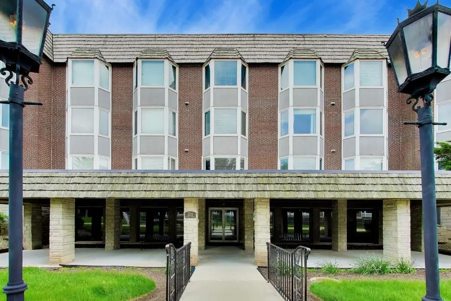 201 THAMES Pkwy #3H, Park Ridge, IL 60068