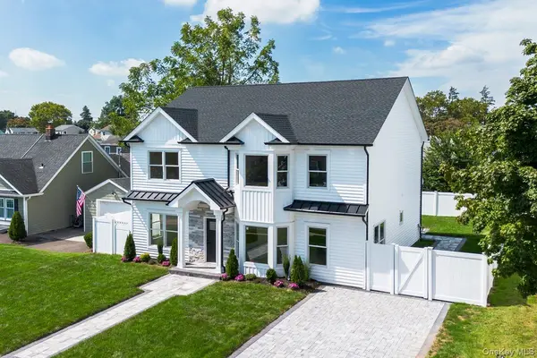 84 Rope LN, Levittown, NY 11756